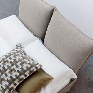 Cama con cabezal Milos de Horm. Muebles modernos de diseño para hogar.