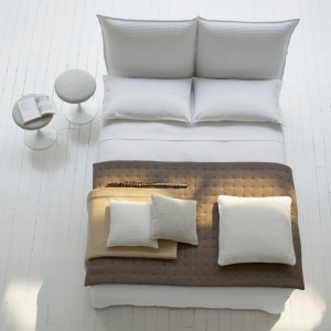 Cama con cabezal Milos de Horm. Muebles modernos de diseño para hogar.