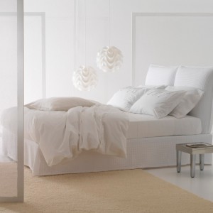 Cama con cabezal Milos de Horm. Muebles modernos de diseño para hogar.