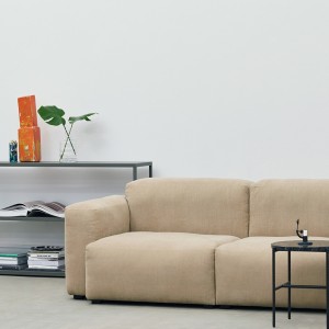 Sofá Mags soft tapizado de HAY para salón. Con sistema de muelle y plumón.