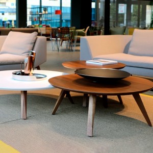 Mesa auxiliar Oblique de Prostoria con tapa de MDF. Mesa diseño de madera.