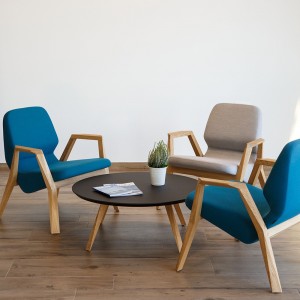 Mesa auxiliar Oblique de Prostoria con tapa de MDF. Mesa diseño de madera.