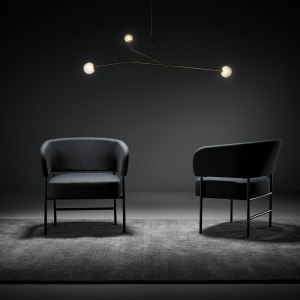 Butaca moderna Easy Chair de modelo RC con patas metalicas de Blasco&Vila.