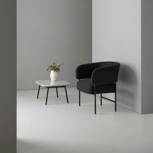 Butaca moderna Easy Chair de modelo RC con patas metalicas de Blasco&Vila.