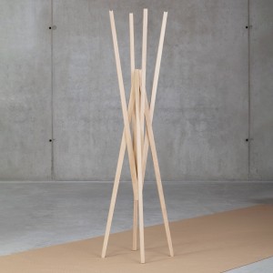 Perchero Simetria de Prostoria. Perchero de diseño de madera.