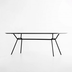 Mesa de comedor Strain de Prostoria. Mesa diseño de MDF.
