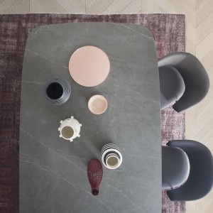 Mesa Cop rectangular con sobre en cerámica o mármol de Bonaldo.