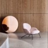 Sillón Baixa con reposabrazosde Softline.  Muebles de diseño nórdico.