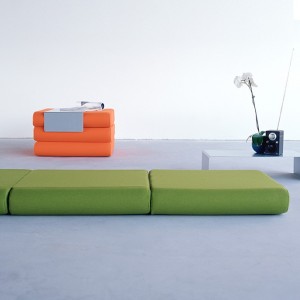 Pouf Bingo modular para dormitorio de Softline. Sillones y pouf de diseño.