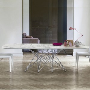Mesa Octa redondeada de Bonaldo. Diseño italiano en variedad de acabados.