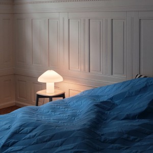Lámpara sobremesa Pao Glass Hay. Diseño de iluminación moderna para mesas.