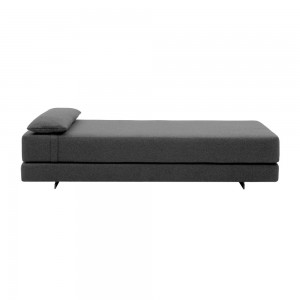 Sofá cama clásico y elegante Duet para dormitorio de Softline. Muebles de diseño nórdico.