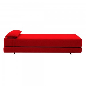Sofá cama clásico y elegante Duet para dormitorio de Softline. Muebles de diseño nórdico.