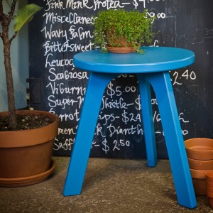 Taburete Handy de Loll Designs. Productos hechos con material reciclado.