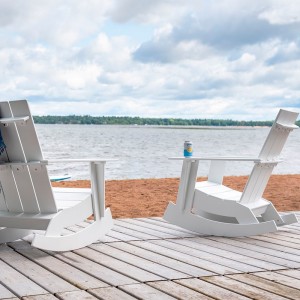 Silla mecedora Adirondack de Loll Designs. Productos hechos con material reciclado.