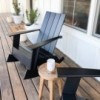 Silla mecedora Adirondack de Loll Designs. Productos hechos con material reciclado.