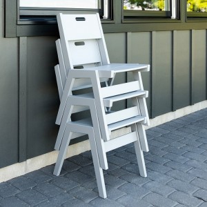 Silla de comedor Alfresco de Loll Designs. Productos hechos con material reciclado.