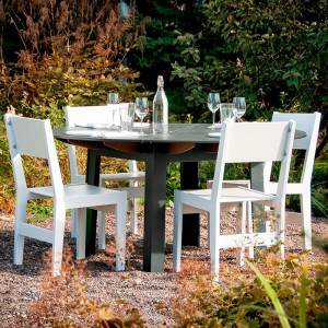 Silla de comedor T81 de Loll Designs. Productos hechos con material reciclado.
