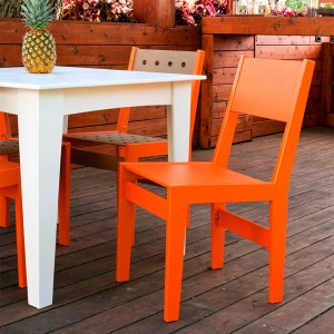 Silla de comedor T81 de Loll Designs. Productos hechos con material reciclado.