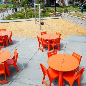 Mesa Alfresco redonda de Loll Designs. Productos hechos con material reciclado.