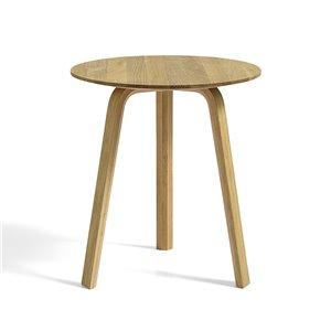 Mesa auxiliar Bella Coffee de Hay en madera para salones modernos.