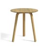 Mesa auxiliar Bella Coffee de Hay en madera para salones modernos.