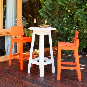 Mesa de bar Fresh Air de Loll Designs. Productos hechos con material reciclado.