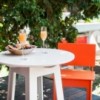 Mesa de bar Fresh Air de Loll Designs. Productos hechos con material reciclado.