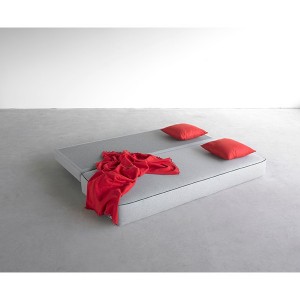 Sofá cama elegante Lubi para dormitorio de Softline. Sofacamas de una y dos plazas.