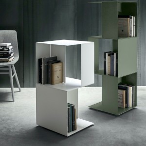Librería freebook de Novamobili. Compuesta de cubos de metal. Execelente diseño.