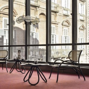 Mesa Auxiliar Arch Madera de GTV Thonet Vienna. Mesitas para salón de diseño.