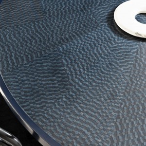 Una mesa con un disñeo retro en redonda Caryllon,GTV Thonet Vienna