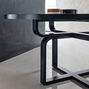 Una mesa con un disñeo retro en redonda Caryllon,GTV Thonet Vienna