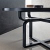 Una mesa con un disñeo retro en redonda Caryllon,GTV Thonet Vienna