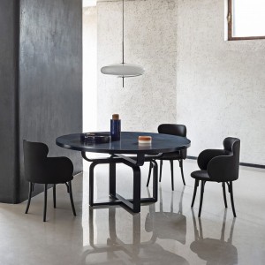 Una mesa con un disñeo retro en redonda Caryllon,GTV Thonet Vienna