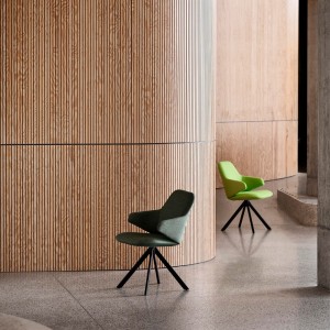 Butaca cómoda y espaciosa Nuuk para salón de Softline. Butacas de diseño nórdico.