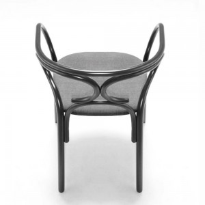 Butaca Brezel de GTV Thonet Vienna. Sillas de madera con asiento tapizado.