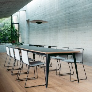 Silla tapizada Alo de Ondarreta. Sillas de diseño. Silla tapizada para interior.
