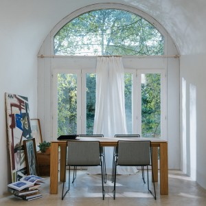 Silla tapizada Alo de Ondarreta. Sillas de diseño. Silla tapizada para interior.