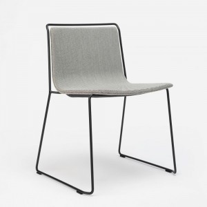 Silla tapizada Alo de Ondarreta. Sillas de diseño. Silla tapizada para interior.