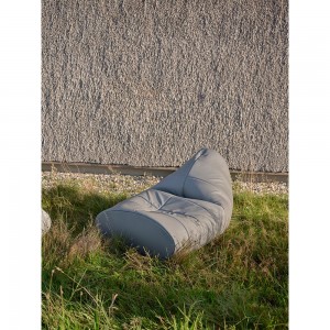 Pouf estilo saco cómodo Sitt para dormitorio de Softline. Poufs de diseño.