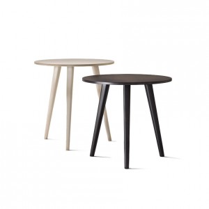 Mesa trio de Novamobili. Compuesta de mader barnizada. Execelente diseño.