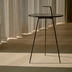 Mesa auxiliar de diseño Stok de Softline. Mesas de madera estilo nórdico.