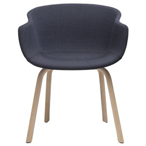 Silla Bai madera tapizada de Ondarreta. Sillas de diseño. Silla de líneas envolventes.