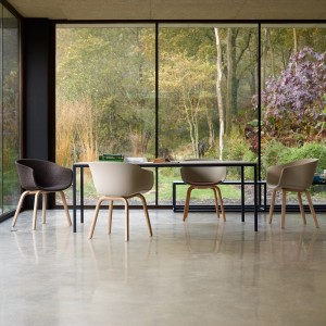 Silla Bai madera tapizada de Ondarreta. Sillas de diseño. Silla de líneas envolventes.