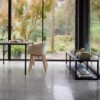 Silla Bai madera tapizada de Ondarreta. Sillas de diseño. Silla de líneas envolventes.