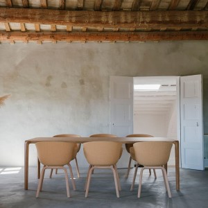Silla Bai madera tapizada de Ondarreta. Sillas de diseño. Silla de líneas envolventes.