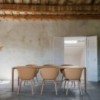 Silla Bai madera tapizada de Ondarreta. Sillas de diseño. Silla de líneas envolventes.