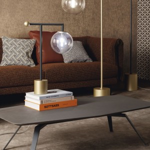 Lámpara de sobremesa Bardot de Bonaldo. Elegante diseño en metal lacado.