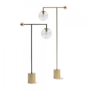 Lámpara Bardot al suelo de Bonaldo. Elegante diseño en metal lacado.